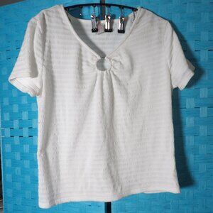 NO BOUNDARIES  XXL  White Short Sleeve TOP  Circle V-Neck, Raised Pattern
